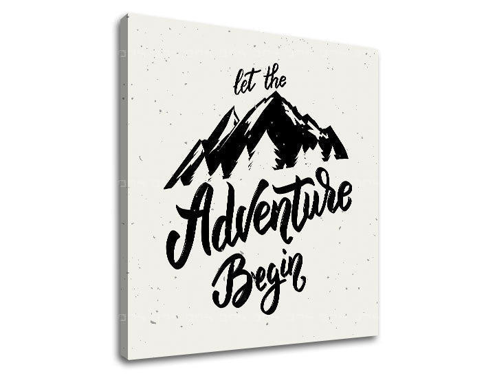 Plátno s černobílým motivačním citátem 'Let the Adventure Begin' a siluetou hor, viditelný dřevěný rám Papilora.