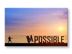 Obraz s inspirativním motivem siluety muže, který mění nápis „IMPOSSIBLE“ na „I'M POSSIBLE“ na pozadí západu slunce, visící v moderním interiéru nad dřevěnou konzolí s vázou a svíčkou Papilora.