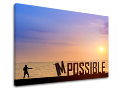 Plátno s motivem siluety muže, který mění nápis „IMPOSSIBLE“ na „I'M POSSIBLE“ na pozadí západu slunce nad mořem, s viditelným dřevěným rámem Papilora.