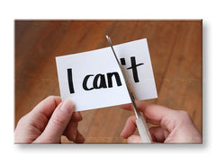 Obraz s motivačním citátem „I can“ visí v moderním interiéru nad dřevěnou konzolí s vázou a svíčkou, Papilora.