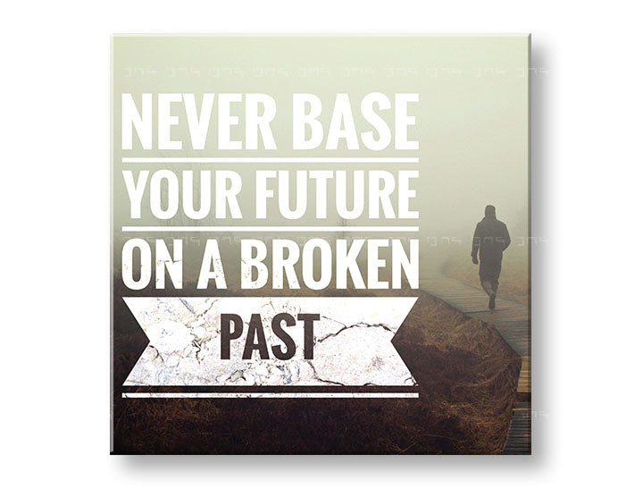 Moderní obraz na plátně s motivem Never base your future, mlha, motivační citát v bílých odstínech, reflexivní atmosféra, vhodný do kanceláře – hlavní