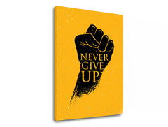 Na plátně je vyobrazena zaťatá pěst s nápisem „NEVER GIVE UP“ na žlutém pozadí s texturou, viditelný je i dřevěný rám Papilora.