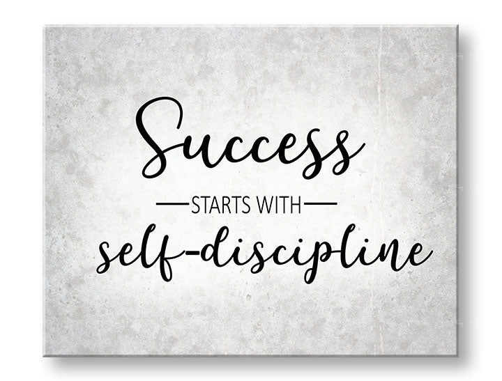 Obraz s motivačním citátem „Success starts with self-discipline“ visící v moderním interiéru nad dřevěnou konzolí s vázou a svíčkou Papilora.
