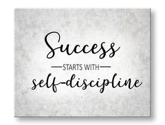 Obraz s motivačním citátem „Success starts with self-discipline“ visící v moderním interiéru nad dřevěnou konzolí s vázou a svíčkou Papilora.