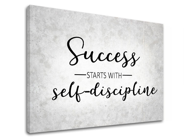 Detailní náhled kompozice s textem „Success starts with self-discipline“ na světle šedém pozadí Papilora.