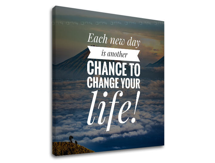 Na plátně je zobrazen motivační citát „Each new day is another chance to change your life!“ na pozadí horské krajiny s mraky a západem slunce, Papilora.