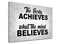 Plátno s motivačním citátem „The Body Achieves What The Mind Believes“ v černé barvě na světle šedém pozadí s texturou, viditelné na dřevěném rámu Papilora.