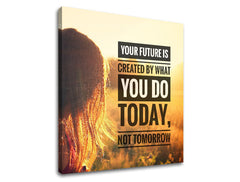 Na plátně je zobrazen motivační citát „YOUR FUTURE IS CREATED BY WHAT YOU DO TODAY, NOT TOMORROW“ na pozadí západu slunce s dívkou, jejíž vlasy jsou ozářeny sluncem, vše v teplých oranžových a žlutých tónech Papilora.