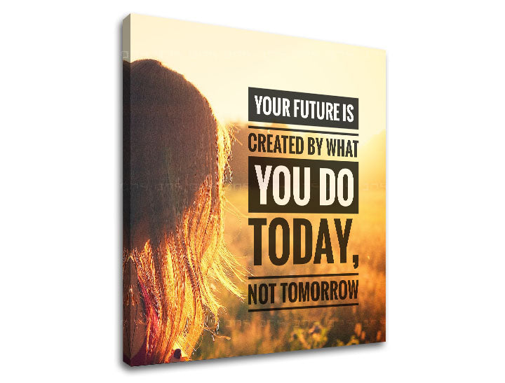 Na plátně je zobrazen motivační citát s textem „YOUR FUTURE IS CREATED BY WHAT YOU DO TODAY, NOT TOMORROW“ na pozadí západu slunce a vlasů ženy, s viditelným dřevěným rámem Papilora.