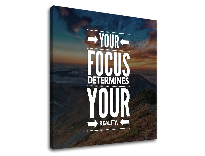 Obraz s motivačním citátem „YOUR FOCUS DETERMINES YOUR REALITY“ na pozadí horské krajiny se západem slunce, s viditelným dřevěným rámem, Papilora.