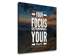 Obraz s motivačním citátem „YOUR FOCUS DETERMINES YOUR REALITY“ na pozadí horské krajiny se západem slunce, s viditelným dřevěným rámem, Papilora.