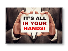 Obraz s motivačním citátem „IT'S ALL IN YOUR HANDS!“ visí v moderním interiéru nad dřevěnou konzolí s vázou a svíčkou Papilora.