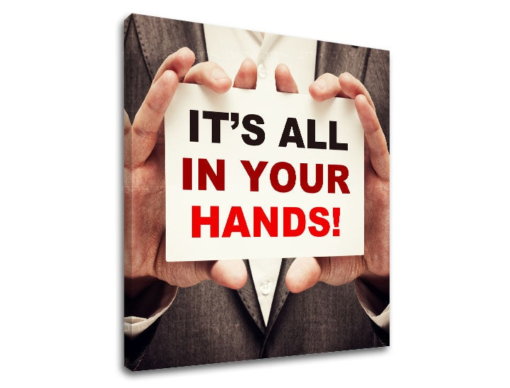 Detailní náhled kompozice s rukama držícími nápis „IT'S ALL IN YOUR HANDS!“ Papilora.