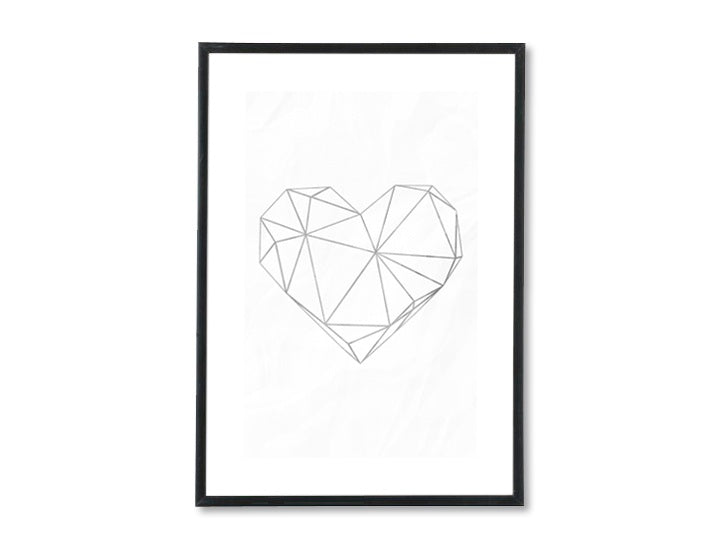 Na plátně je zobrazeno geometrické srdce v odstínech šedé na bílém pozadí, s viditelným dřevěným rámem Papilora.
