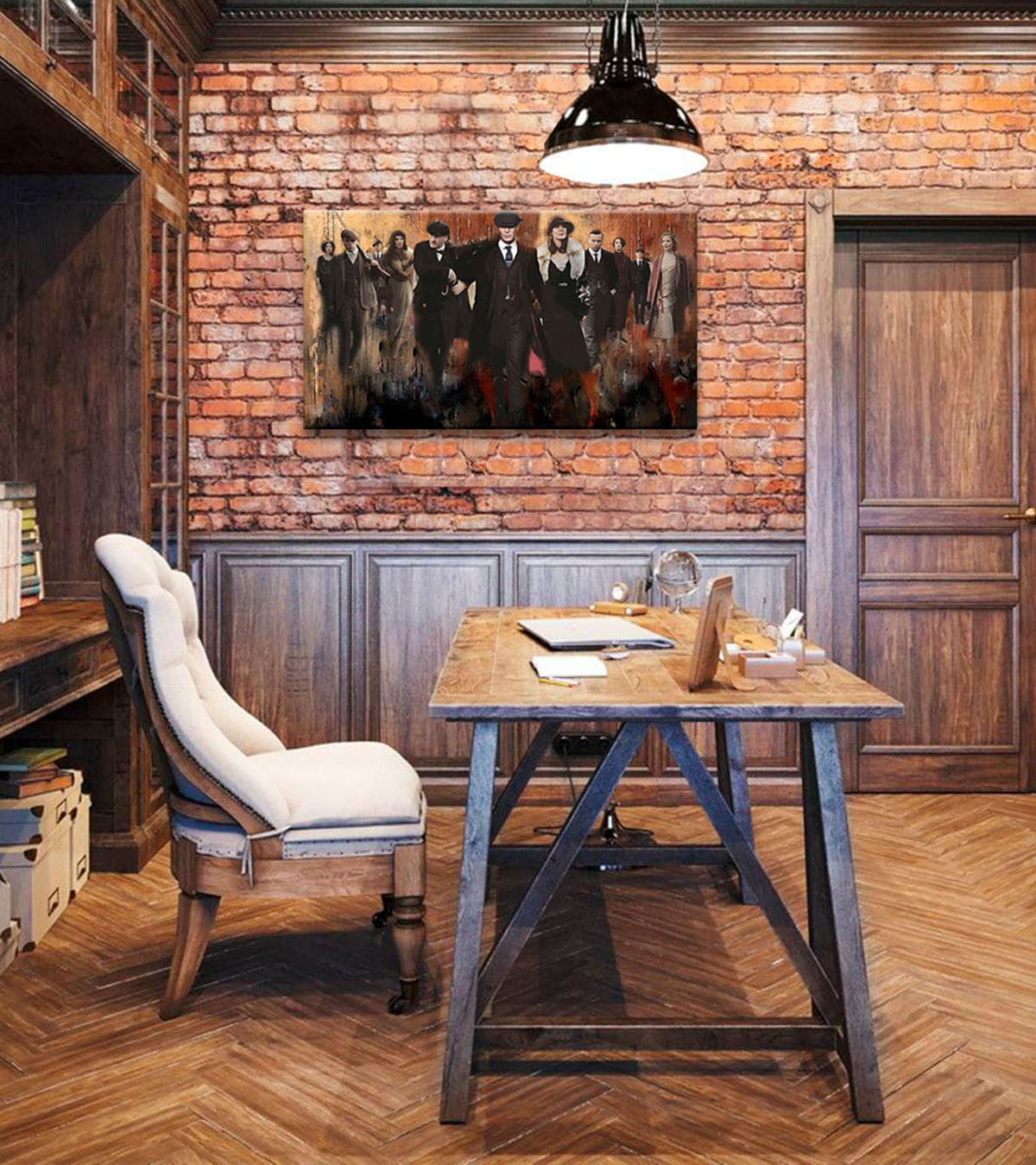 Obraz s postavami ze seriálu Peaky Blinders v tmavých tónech a hnědo-oranžovém pozadí visí v moderním interiéru nad dřevěnou konzolí, Papilora.