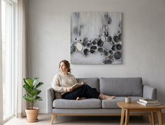 Malovaný obraz na zeď ABSTRAKT 100x100 cm – ručně malovaný obraz v elegantním interiéru (Golden hour luxe) | wall mockup | premium canvas | Papilora.sk