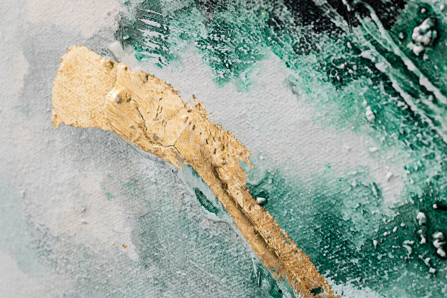 Detailní pohled na abstraktní obraz s viditelnou texturou a kompozicí zelených, modrých a zlatých tahů štětce Papilora.
