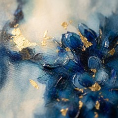 Detailní makro záběr ručně malovaných impasto tahů akrylovou barvou na abstraktním obraze, viditelná 3D textura a zlaté akcenty.