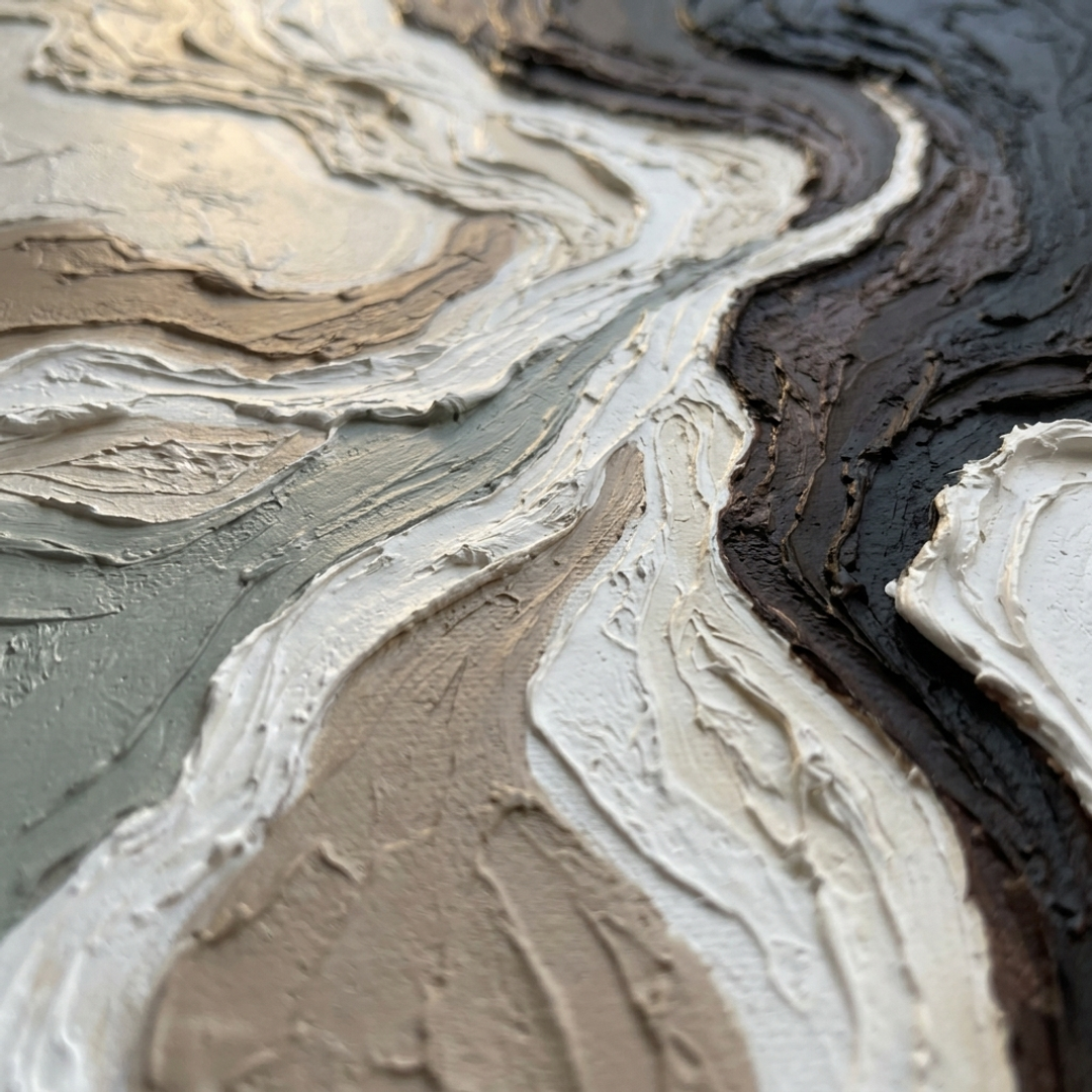 Makro detail ručně malovaných impasto tahů akrylovou barvou na povrchu obrazu, viditelná reliéfní struktura a umělecká textura.