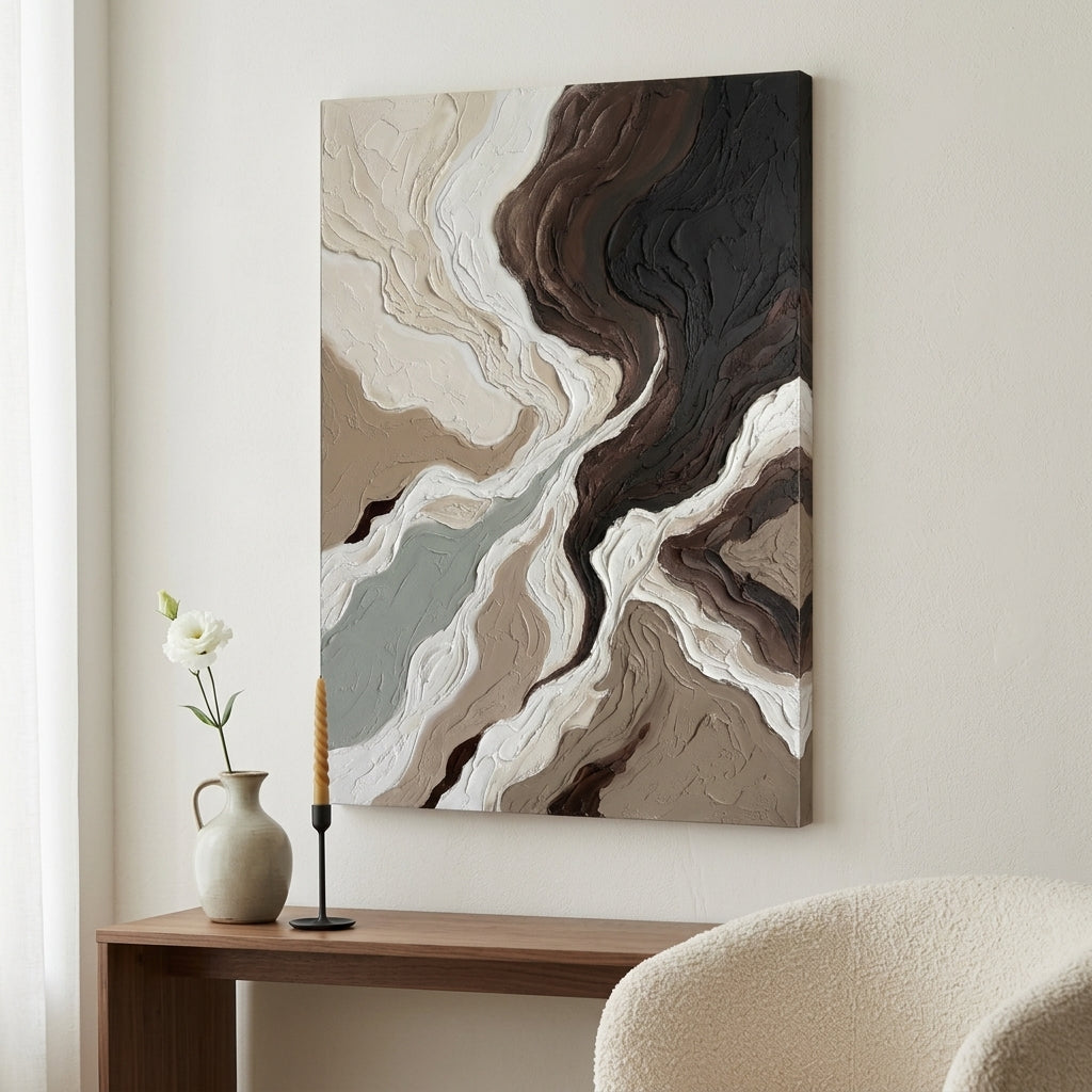 Abstraktní obraz krajiny s organickými vrstvami zavěšený v moderním obývacím pokoji nad dřevěnou konzolou s dekoracemi.