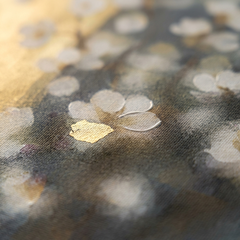 Makro detail ručně malovaných impasto tahů akrylovou barvou na povrchu květů s viditelnou reliéfní texturou.