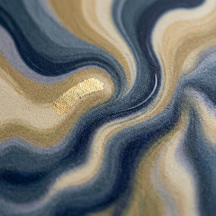 Detailní makro záběr na ručně malované akrylové impasto tahy vytvářející reliéfní texturu na abstraktním obraze.