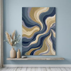 Moderní abstraktní obraz s modrým vlněním zavěšený v obývacím pokoji nad stylovou dřevěnou konzolou s dekoracemi.