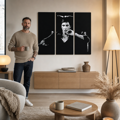 Umělecké dílo s černobílým portrétem Tonyho Montany visí v moderním stylovém interiéru nad dřevěnou konzolí s vázou a svíčkou Papilora.