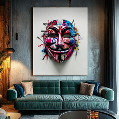 Obraz s maskou Anonymous v graffiti stylu, zavěšený v moderním interiéru nad dřevěnou konzolí s vázou a svíčkou, vytváří stylovou atmosféru Papilora.