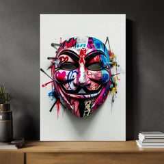 Moderní interiér zdobí obraz masky Anonymous s barevnými graffiti detaily, umístěný nad dřevěnou konzolí s vázou a svíčkou Papilora.