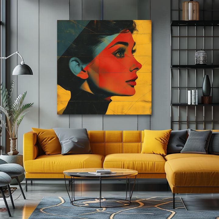 Obraz s portrétem Audrey Hepburn v pop-art stylu visí v moderním interiéru nad dřevěnou konzolí s vázou a svíčkou Papilora.