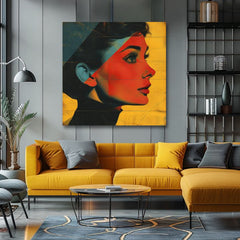 Obraz s portrétem Audrey Hepburn v pop-art stylu visí v moderním interiéru nad dřevěnou konzolí s vázou a svíčkou Papilora.