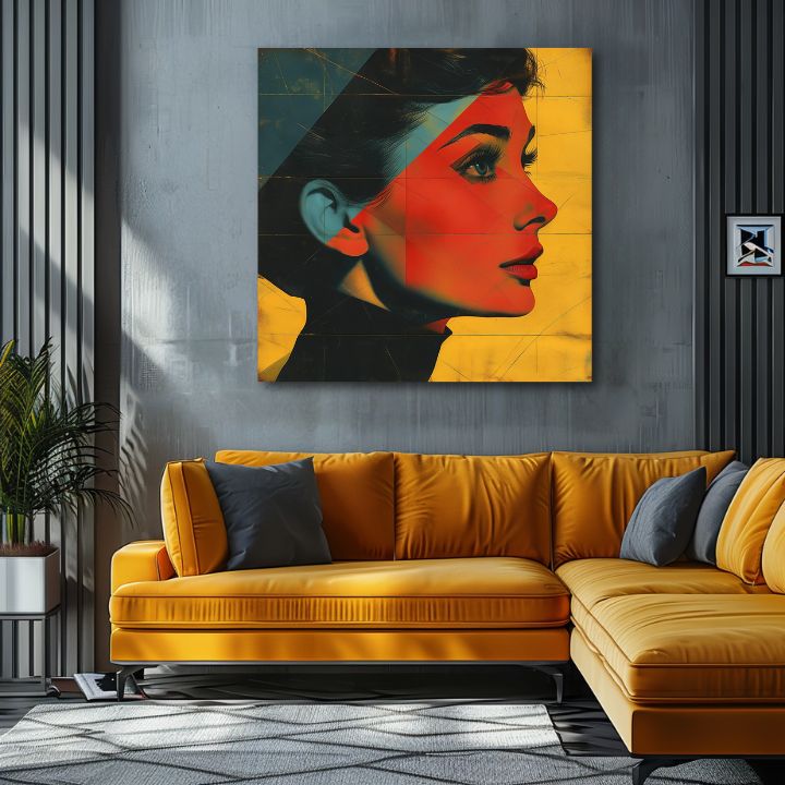 Obraz s portrétem Audrey Hepburn v pop-art stylu visí v moderním interiéru nad dřevěnou konzolí s vázou a svíčkou Papilora.