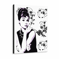 Ručně malovaný obraz Audrey Hepburn ah5 v stylu POP Art – 3D vizualizace ručně malovaného plátna na bílém pozadí. Dominantní barvy: černá, bílá, fialová.