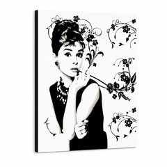Ručně malované plátno s černobílým portrétem Audrey Hepburn s cigaretou a květinovými ornamenty, viditelný dřevěný rám Papilora.