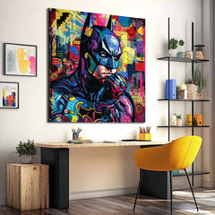 Moderní interiér zdobí obraz Batmana v pop-art stylu, visící nad dřevěnou konzolí s vázou a svíčkou Papilora.