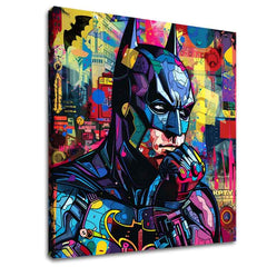 Na plátně je zobrazen Batman v pop-art stylu, s výraznými barvami a dynamickým pozadím města Papilora.