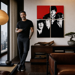 Umělecké dílo s portréty The Beatles visí v moderním interiéru nad dřevěnou konzolí s vázou a svíčkou, Papilora.