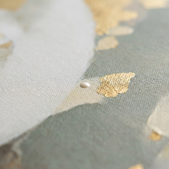 Makro detail ručně malovaných impasto tahů akrylovou barvou na ploše obrazu, viditelná textura a reliéfní struktura.