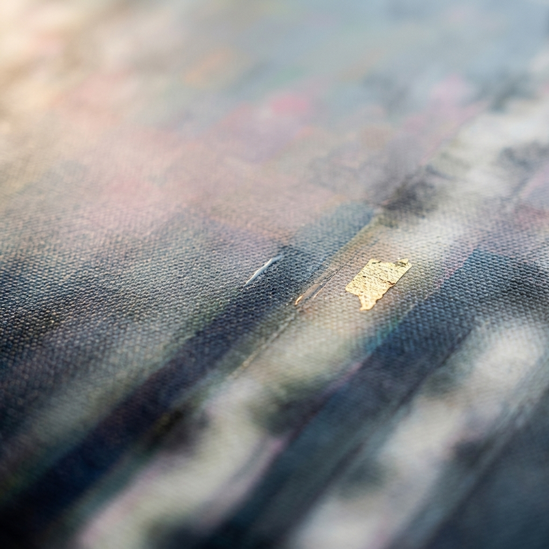Makro detail ručně malovaných impasto tahů akrylovou barvou na povrchu obrazu, viditelná textura a reliéf.