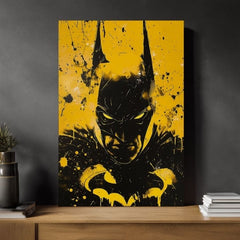 Umělecké dílo s Batmanem visící v moderním stylovém interiéru nad dřevěnou konzolí s vázou a svíčkou Papilora.