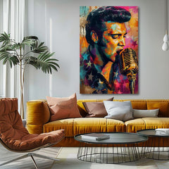 Umělecké dílo s Elvisem Presleym zpívajícím do mikrofonu, zavěšené v moderním stylovém interiéru nad dřevěnou konzolí s vázou a svíčkou, Papilora.