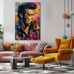 Umělecké dílo s Elvisem Presleym zpívajícím do mikrofonu, zavěšené v moderním stylovém interiéru nad dřevěnou konzolí s vázou a svíčkou, Papilora.
