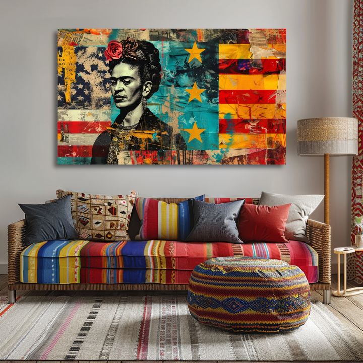 Umělecké dílo s portrétem Fridy Kahlo v pop-art stylu visící v moderním interiéru nad dřevěnou konzolí s vázou a svíčkou, Papilora.