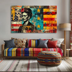 Umělecké dílo s portrétem Fridy Kahlo v pop-art stylu visící v moderním interiéru nad dřevěnou konzolí s vázou a svíčkou, Papilora.