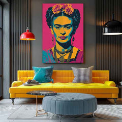 Obraz s výrazným portrétem Fridy Kahlo v pop-art stylu, zavěšený v moderním interiéru nad dřevěnou konzolí s vázou a svíčkou, Papilora.