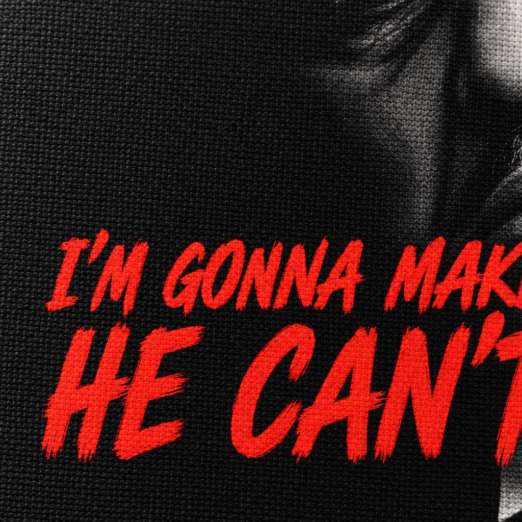 Detailní záběr na červený citát I'm gonna make him an offer he can't refuse na černobílém plátně Kmotr