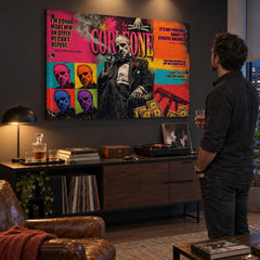 Moderní pánská pracovna s pop-art obrazem Kmotr, muž s whisky sleduje filmové umění na stěně.