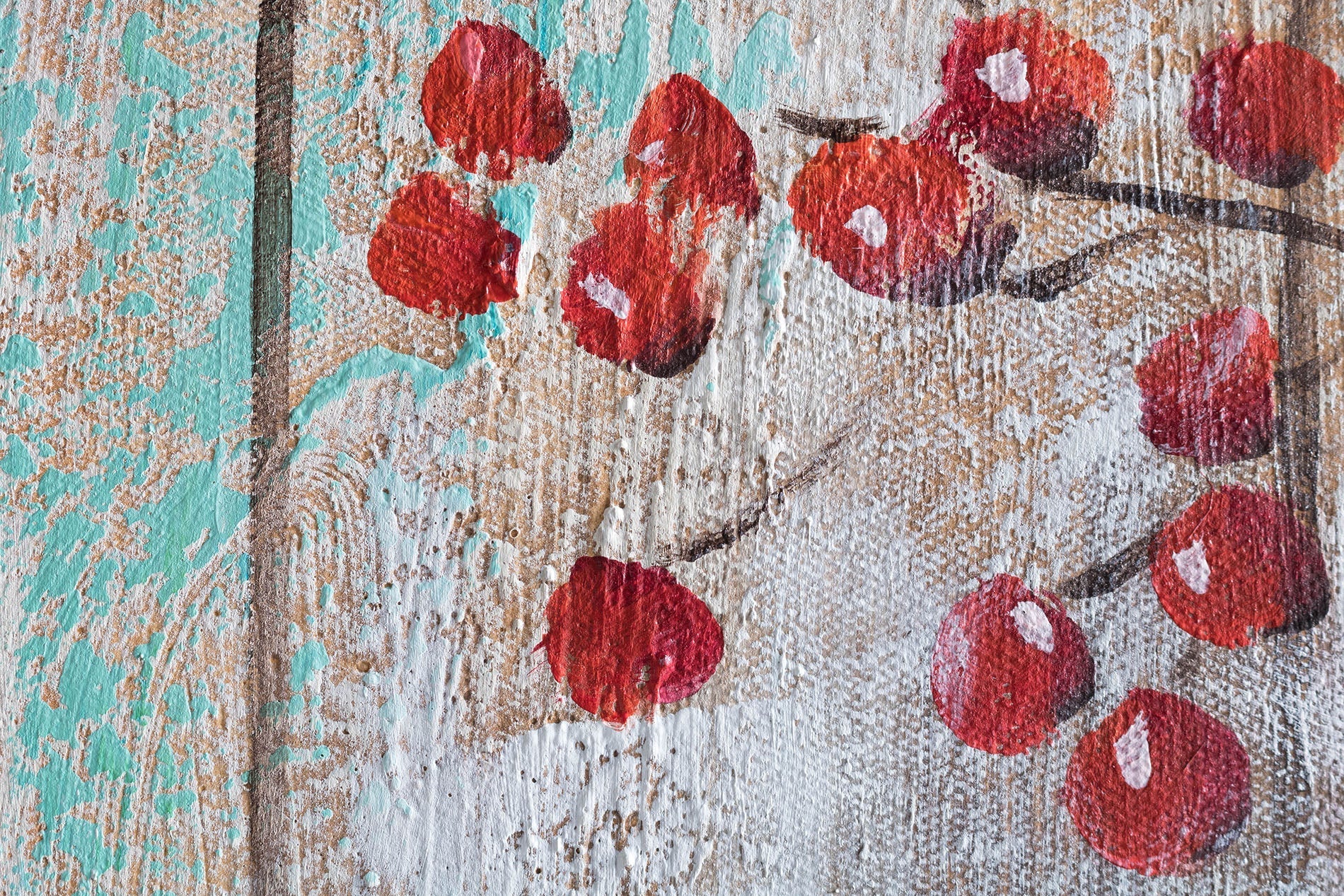 Detailní pohled na ručně malované plátno s texturou a kompozicí růžových květů a červených bobulí v modré váze Papilora.