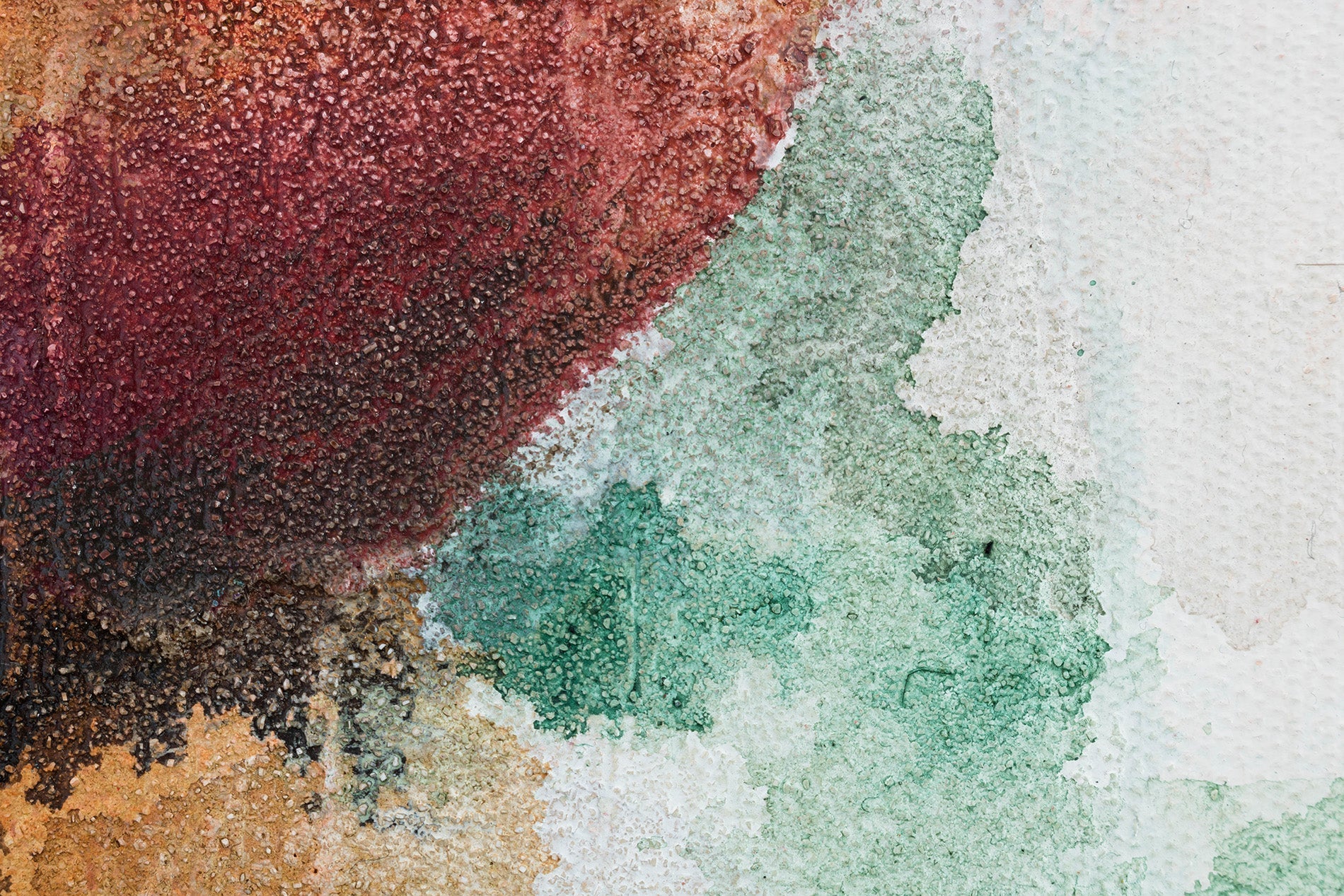 Detailní pohled na ručně malovanou kytici květin, kde jsou viditelné tahy štětcem a bohatá textura barev, Papilora.